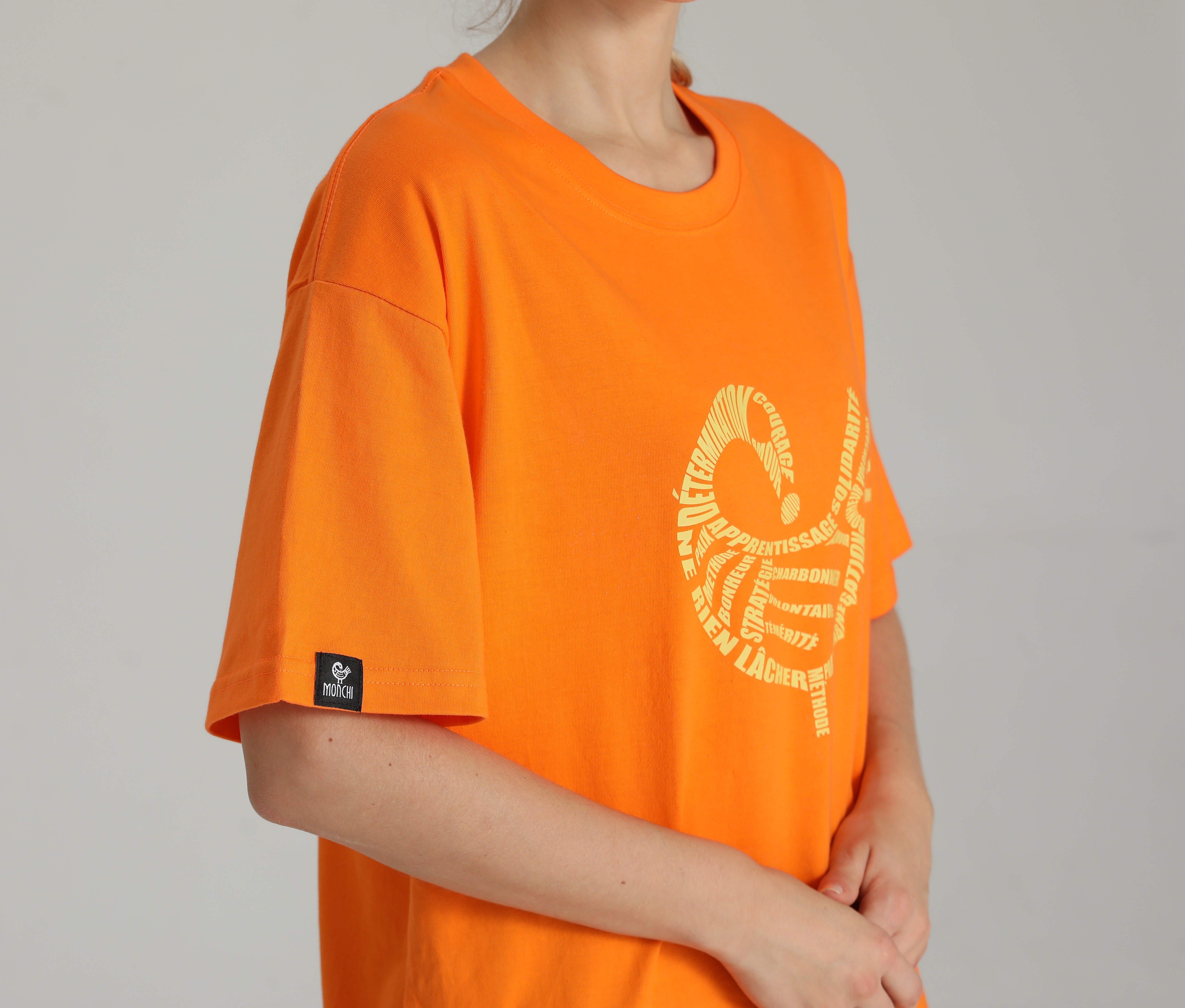 MONCHI™ T-SHIRT ORANGE LETTRE