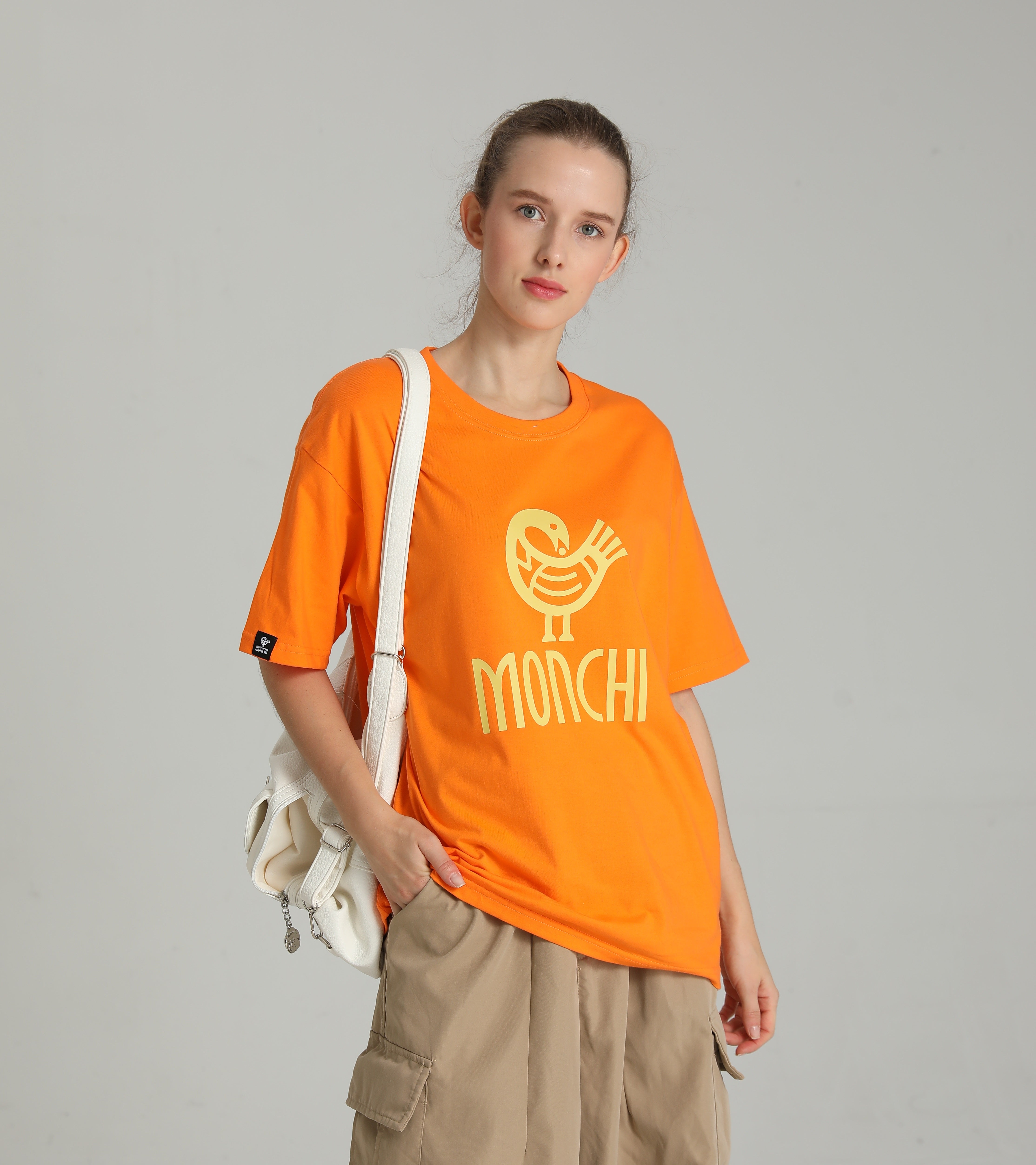 MONCHI™ T-SHIRT ORANGE INITIAL