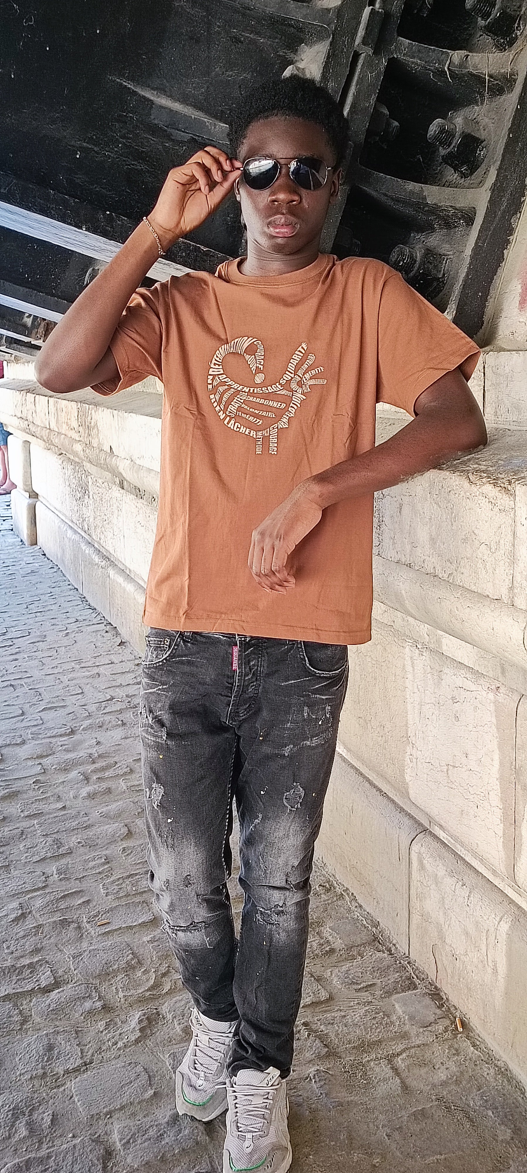 MONCHI™ T-SHIRT MARRON A LETTRE